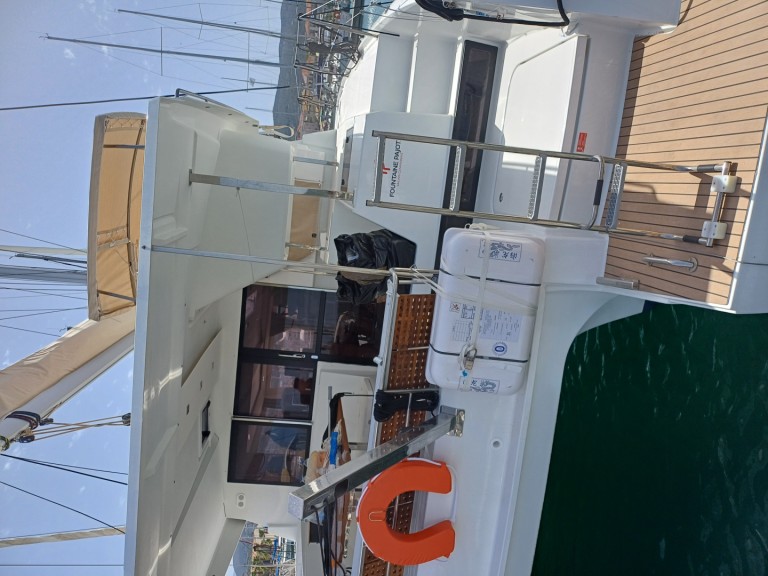 Hire Catamaran Fountaine Pajot with a boat licence