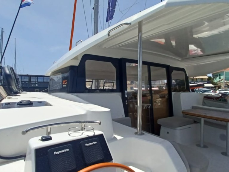 Hire a Excess Excess 11 Lygia