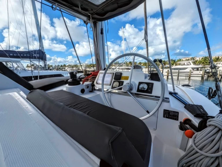 Catamaran hire in Nassau - Bali Bali 4.2