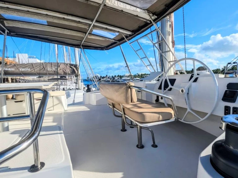 Catamaran to hire Marsh Harbour at the best price