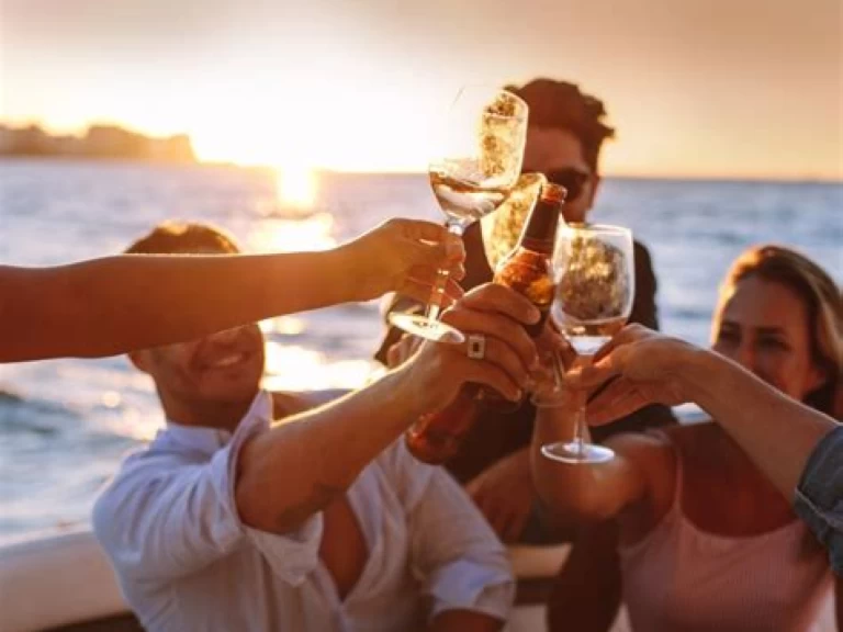 Hire Motorboat Jeanneau with a boat licence