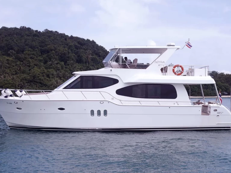 Hire Luxury Yacht Jawsss with a boat licence