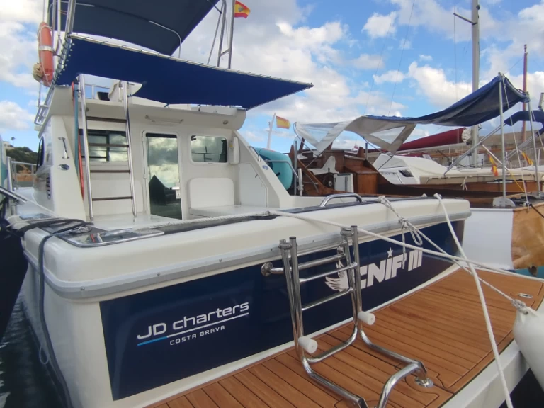 Hire Motorboat Cayman with a boat licence