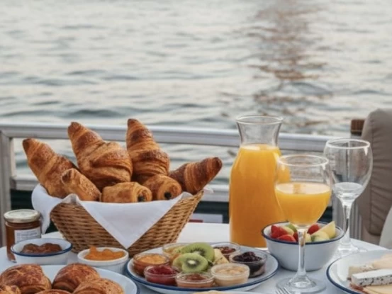 Yacht charter Paris - Croisière privée sur la Seine on SamBoat