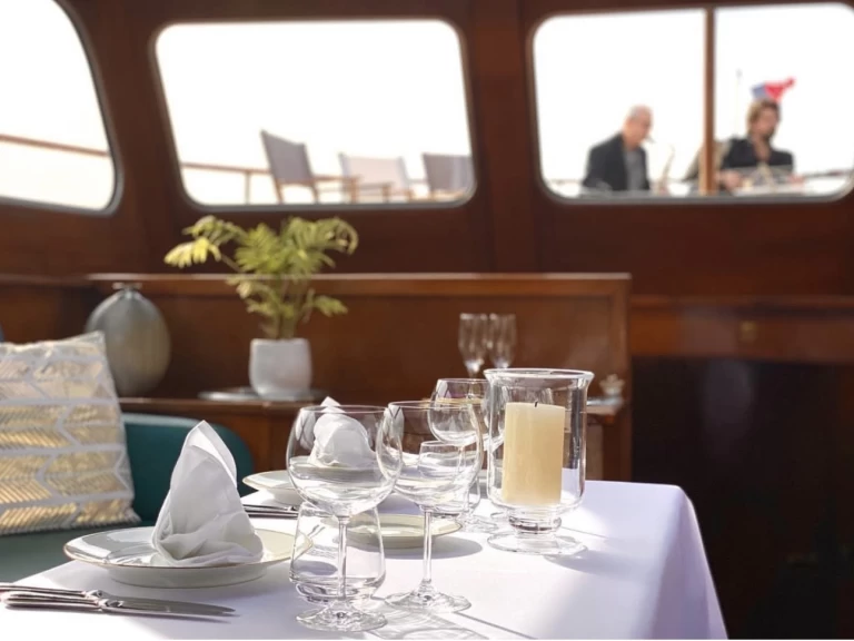 Hire Luxury Yacht with or without skipper Croisière sur un Paris