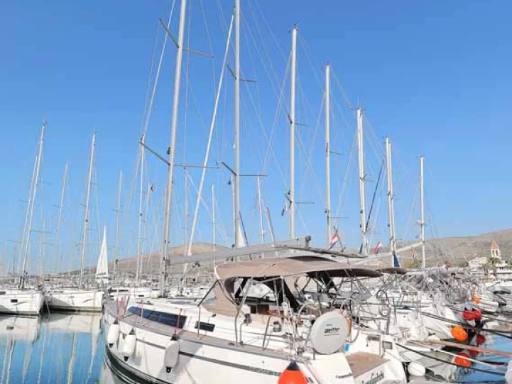 Sailboat hire in Pula - Bavaria Cruiser 37