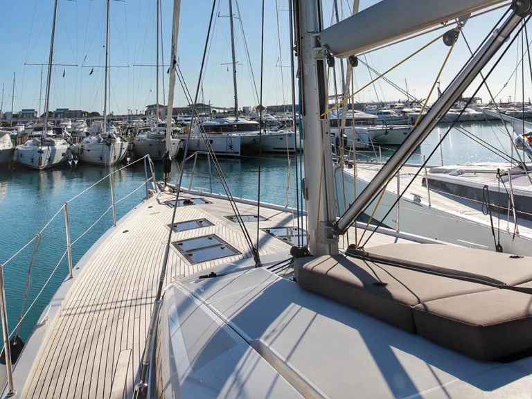 Charter a Jeanneau Jeanneau 60 in Alimos on Samboat
