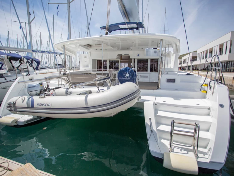 Hire Catamaran Lagoon with a boat licence