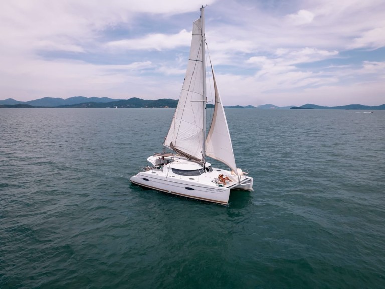 Hire Catamaran Fountaine Pajot with a boat licence