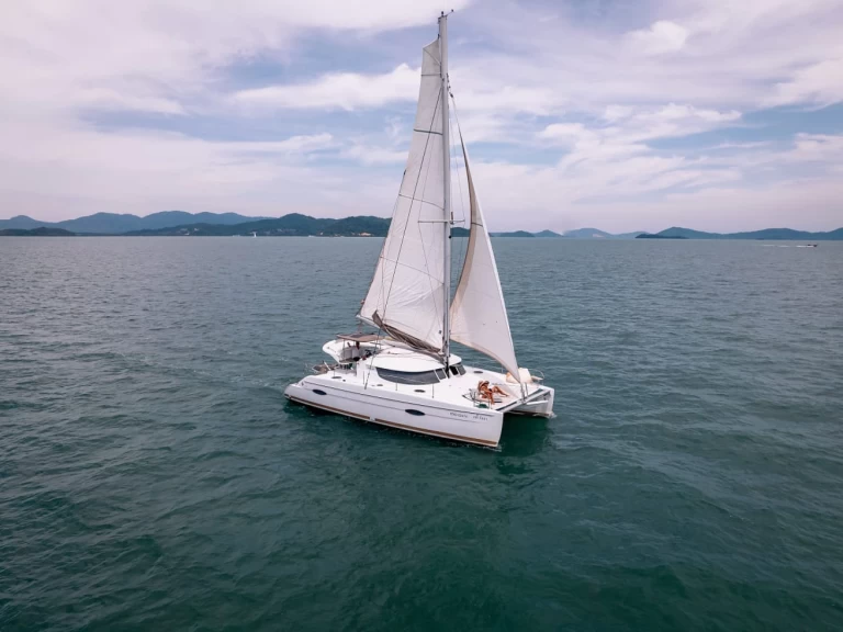 Hire Catamaran Fountaine Pajot with a boat licence