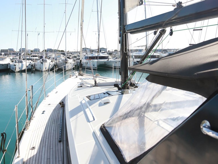 Charter a Jeanneau Jeanneau 60 in Alimos on Samboat