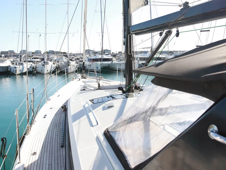 Charter a Jeanneau Jeanneau 60 in Alimos on Samboat