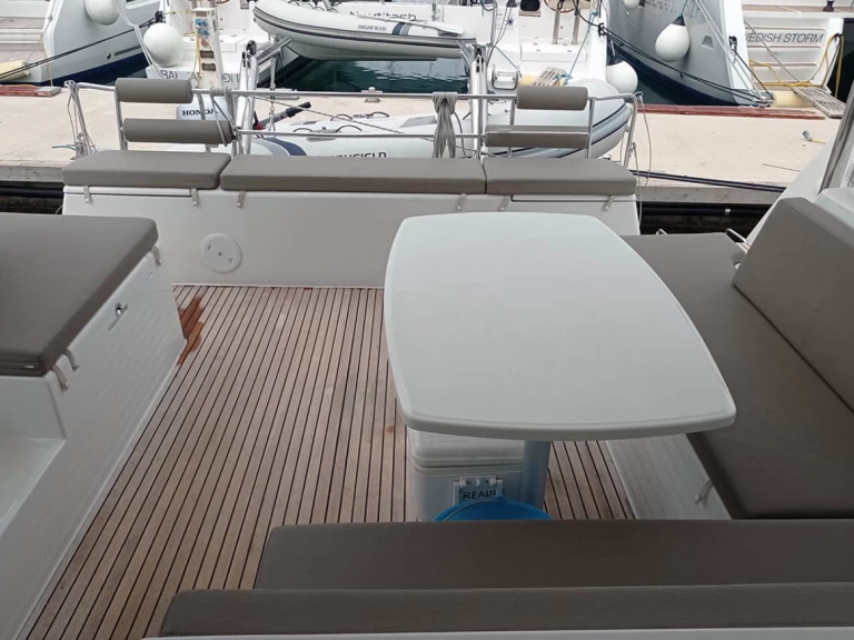 Catamaran hire in Alimos - Lagoon Lagoon 40