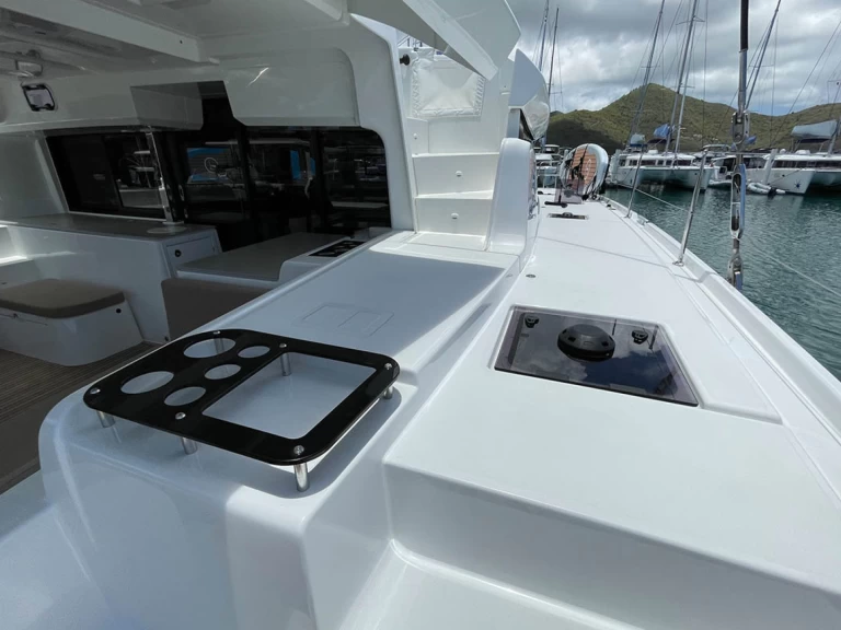 Catamaran hire in Alimos - Lagoon Lagoon 46