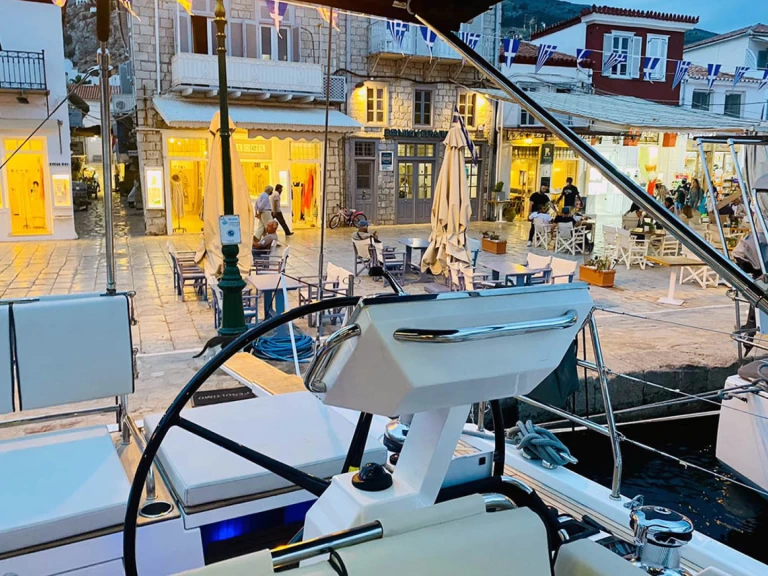 Charter a Bénéteau Oceanis Yacht 62 in Alimos on Samboat