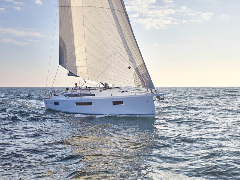 Hire Sailboat Jeanneau with a boat licence
