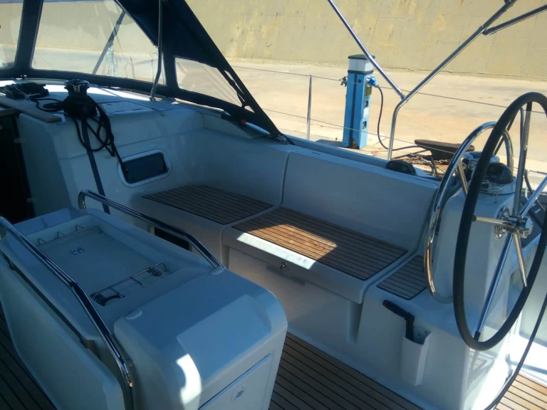 Hire a Jeanneau Sun Odyssey 519 Alimos