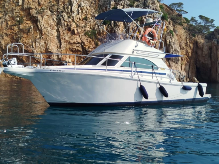 Charter a Cayman 30 Fly in Sant Feliu de Guíxols on Samboat
