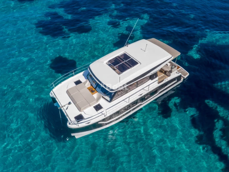 Catamaran to hire Taranto at the best price