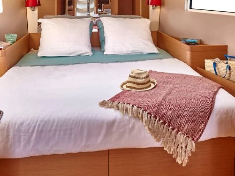 Hire Sailboat Jeanneau with a boat licence