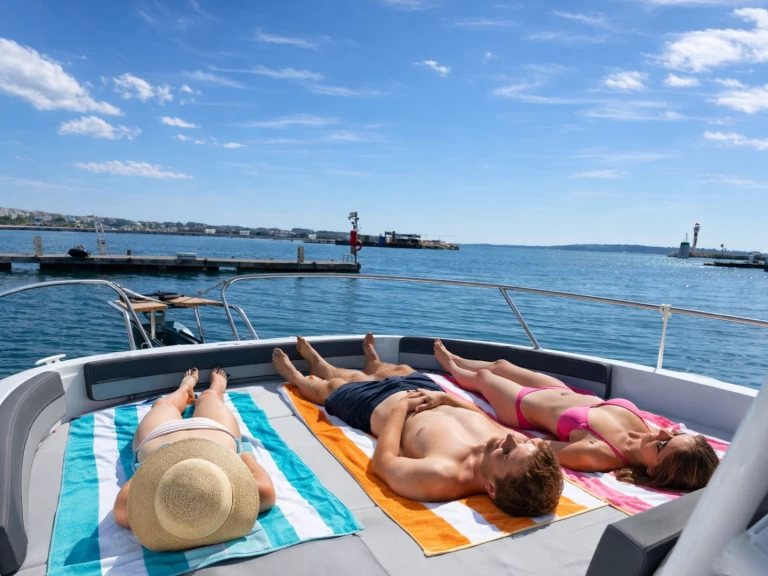 Yacht hire Cannes cheap Cap Camarat 9.0 CC