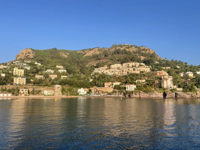 Hire Motorboat Jeanneau with a boat licence