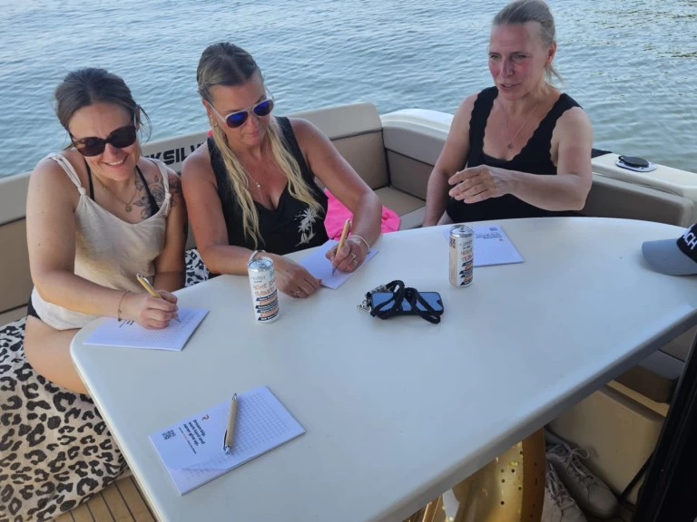 Hire Motorboat Quicksilver with a boat licence