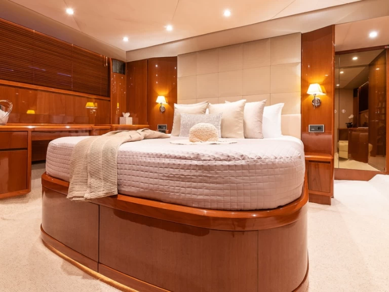 Hire Luxury Yacht with or without skipper Princess Mykonos (City)