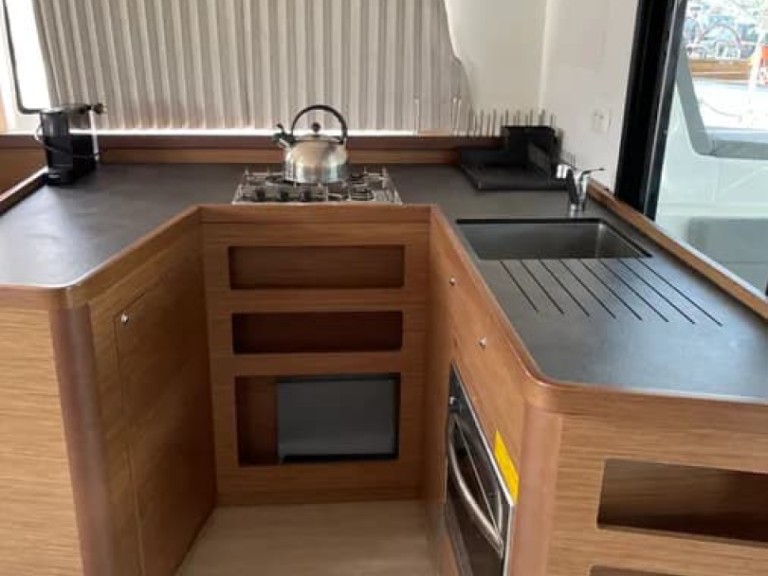 Yacht hire Lefkáda cheap Lagoon 42