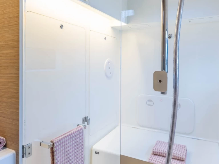 Hire Catamaran with or without skipper Lagoon Néa Péramos