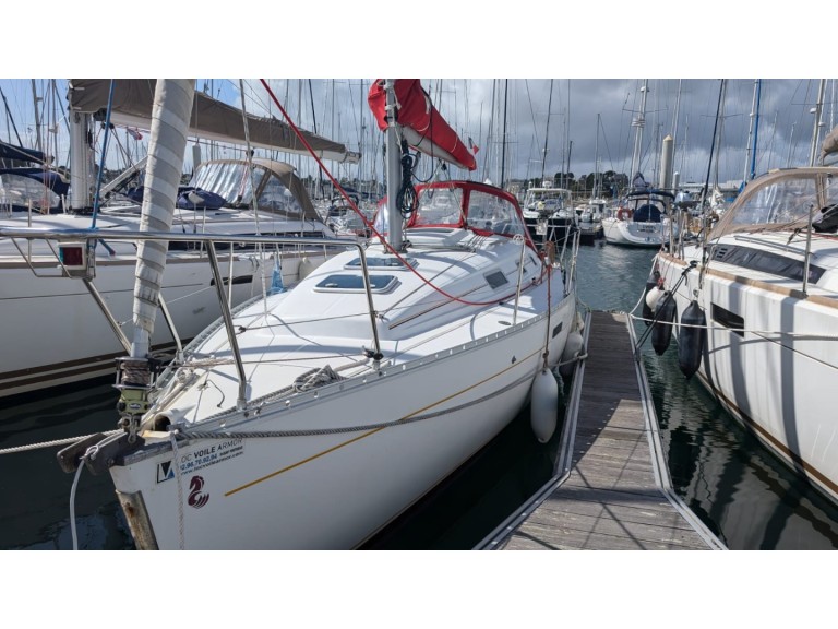 Hire a Bénéteau Oceanis 311 DL Saint-Quay-Portrieux