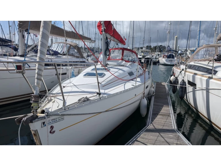 Hire a Bénéteau Oceanis 311 DL Saint-Quay-Portrieux