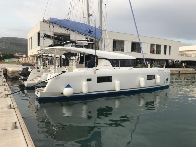 Hire Catamaran with or without skipper Lagoon Néa Péramos