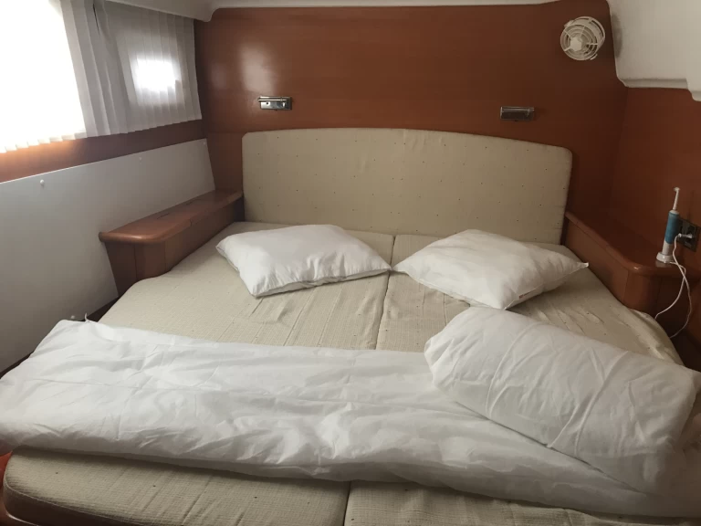 Hire Catamaran Lagoon with a boat licence