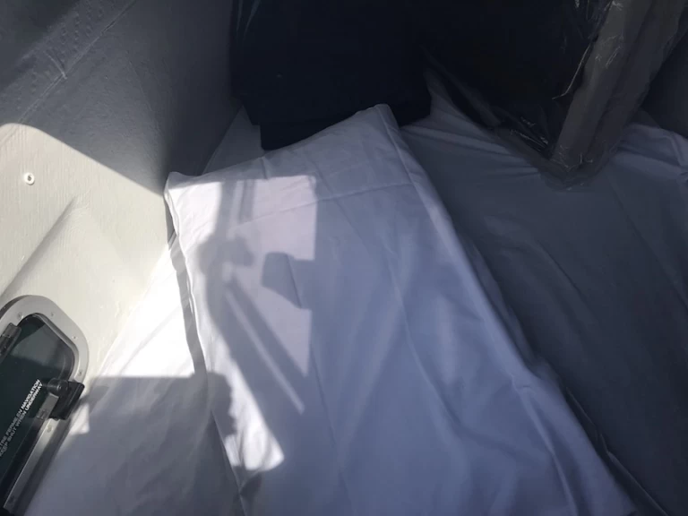 Charter a Lagoon Lagoon 40 in San Teodoro on Samboat