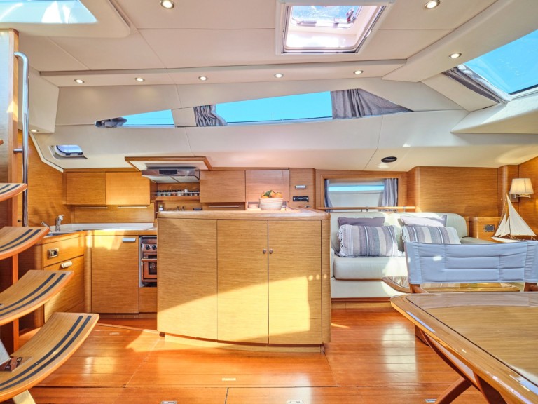 Charter a Gianetti Gianetti 65 in Alimos on Samboat