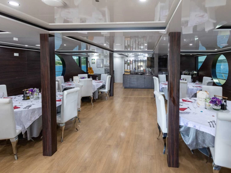 Hire Luxury Yacht  with a boat licence