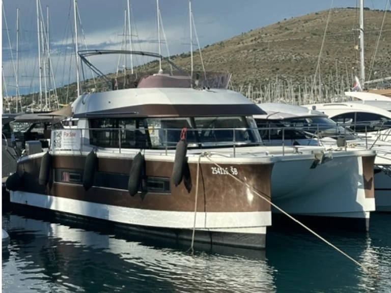 Charter a Fountaine Pajot Fountaine Pajot MY 37 in Lisbon on Samboat