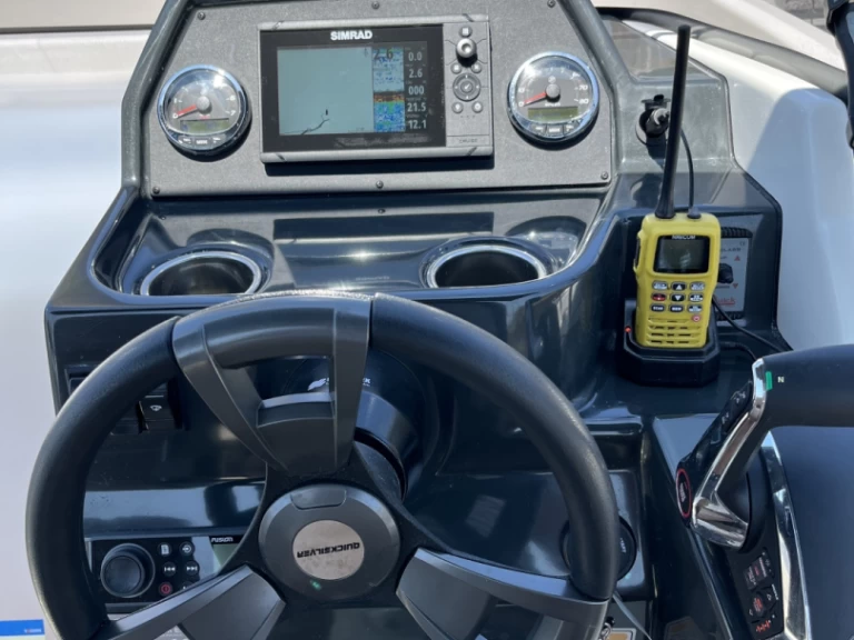 Hire a Quicksilver Activ 675 Open Arzon