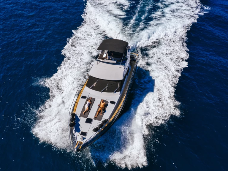 Hire Luxury Yacht Horizon with a boat licence