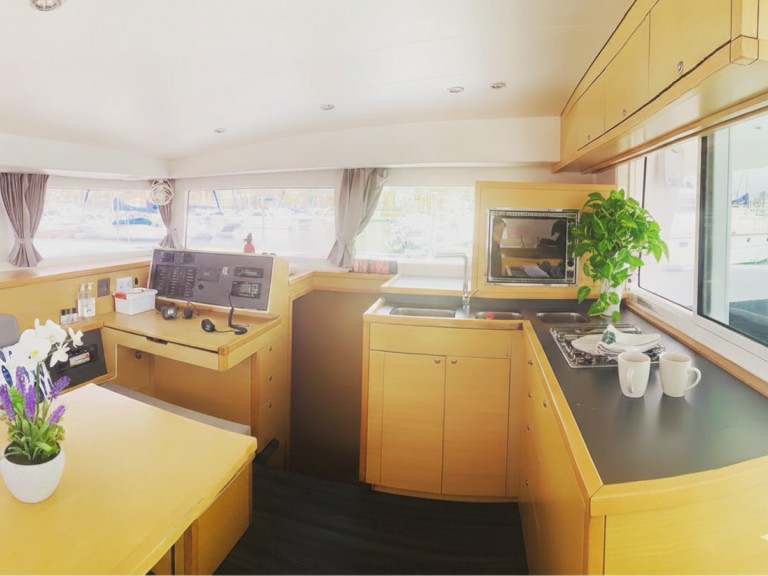 Hire Catamaran Lagoon with a boat licence