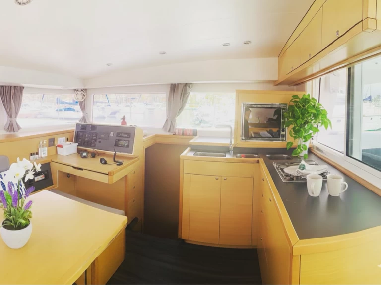 Hire Catamaran Lagoon with a boat licence