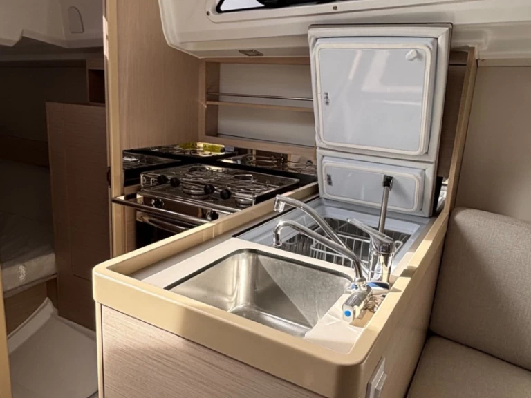 Sailboat hire in Ajaccio - Bénéteau Oceanis 30.1