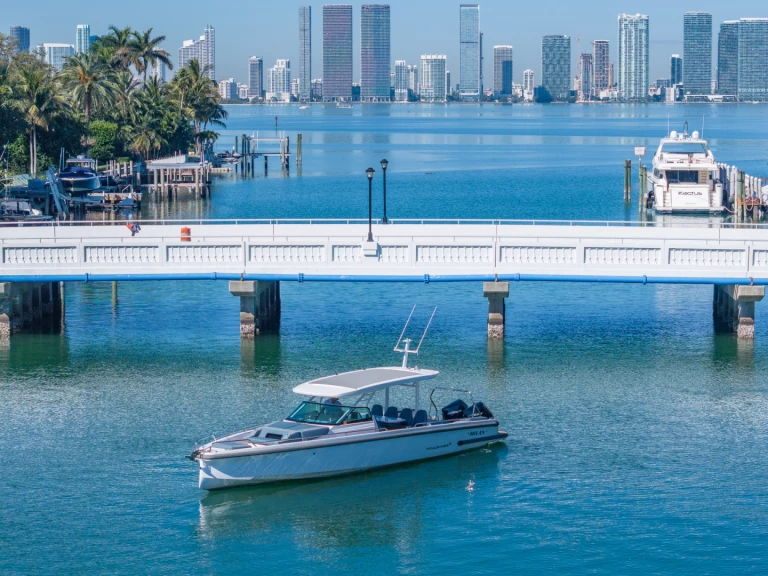 Motorboat hire in Miami - Axopar 38 Sun-Top