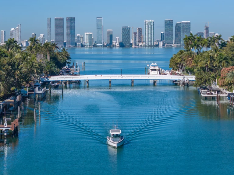 Charter a Axopar 38 Sun-Top in Miami on Samboat