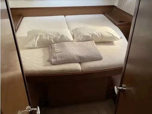 Hire Catamaran Lagoon with a boat licence