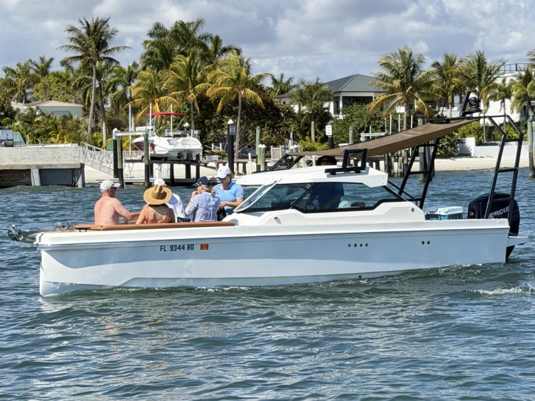 Hire Luxury Yacht Axopar with a boat licence