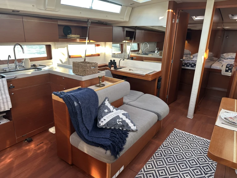 Charter a Bénéteau Oceanis 51.1 in Seget Donji on Samboat