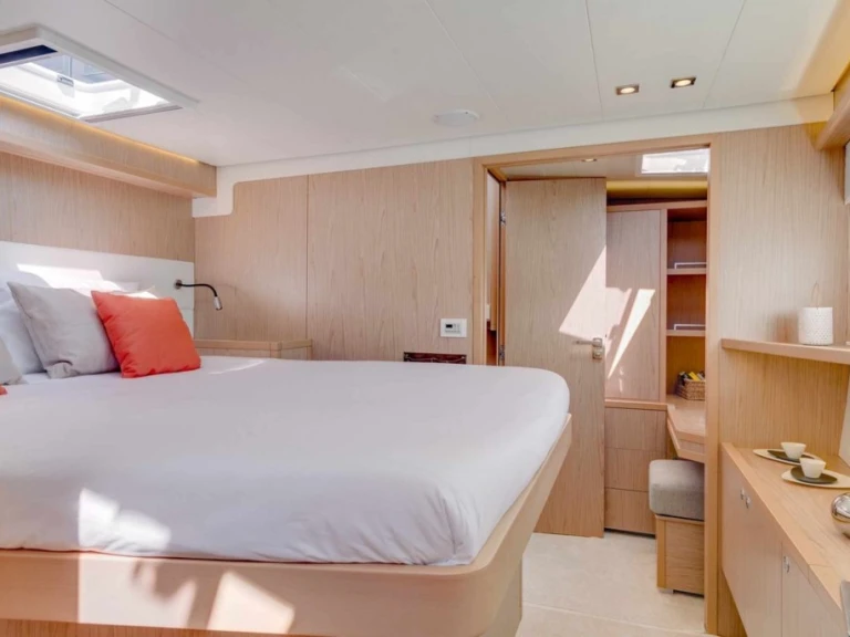 Hire a Lagoon Lagoon 52 F Saint-Tropez