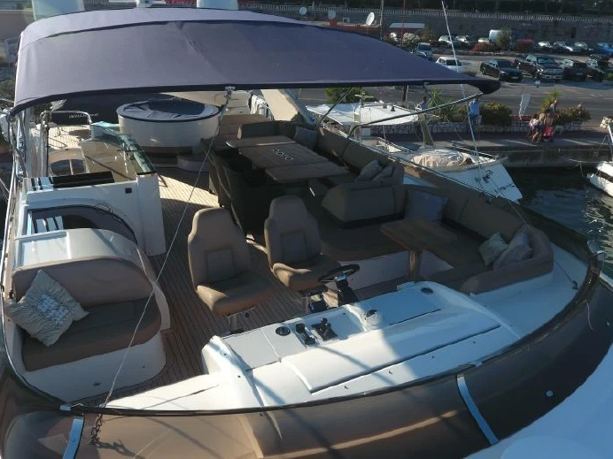 Luxury Yacht to hire Port Vauban at the best price